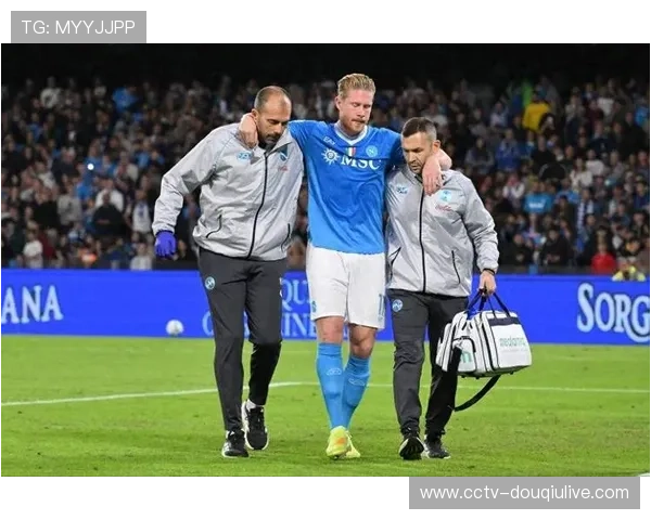 德布劳内罚点球时拉伤瞬间，队友搀扶其离场