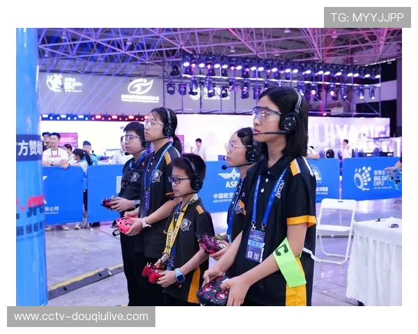 无人机足球世锦赛现场:中国选手操作精密无人机穿越障碍