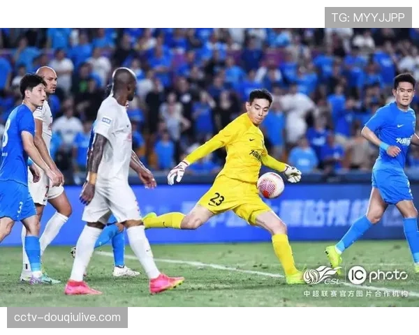 场边观察:南通支云教练组频繁查看平板数据,实时调整进攻策略 场边观察:南通支云教练组频繁查看平板数据,实时调整进攻策略